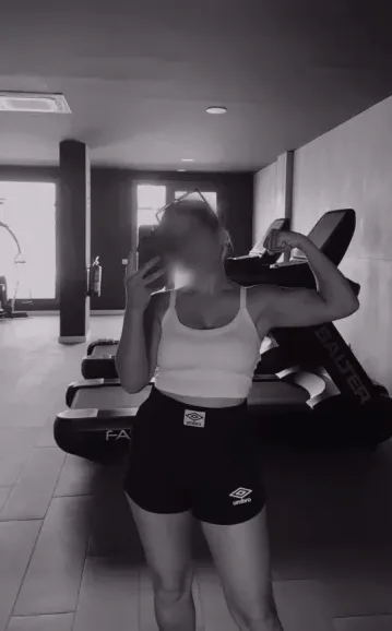 Özlem, 25